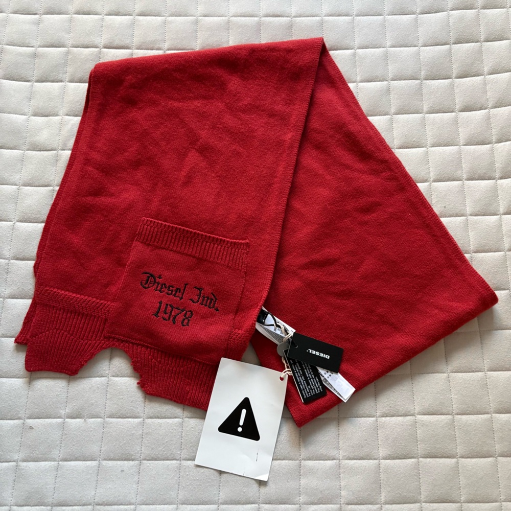 Diesel Men’s Burnt Red Knit Scarf